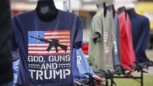 Продажба на дрехи и аксесоари в подкрепа на Доналд Тръмп в Сълфър Спрингс, Тексас, преди мащабна предизборна проява там на американския президент.