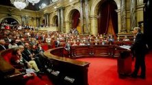 Каталунският лидер Куим Тора държи реч в регионалния парламент в Барселона. В региона бушуват безредици и протести след ареста на местни лидери, участвали в референдума за независимост.