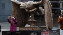 Скулптура, вдъхновена от сериала &quot;Игри на тронове&quot;, в Мадрид, Испания, по повод изложба за сериала, която ще бъде открита на 26 октомври.
