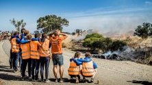 Участници от Vattenfall Solar Team в състезание със соларни коли наблюдават изгорялата си кола, Южна Австралия.
