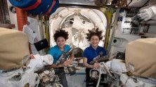 Астронавтите Джесика Меир и Кристина Кох се подготвят за първата изцяло женска космическа разходка.
