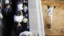 Питчърът на New York Yankees Масахиро Танака загрява преди старта срещу Houston Astros в плейофите на Yankee Stadium, Бронкс, Ню Йорк.
