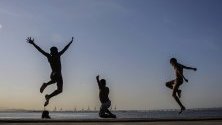 Младежи скачат във водата в залива Гуанабара в Рио де Жанейро, Бразилия.