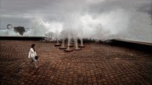 Скулптурата &quot;Гребенът на вятъра&quot; на Едуард чийида с разбиващи се в нея вълни в Сан Себастиан, Испания. Северните части на страната са засегнати от рязък спад на градусите, дъждове и ветрове.