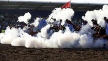 Ездачи стрелят с пушки с барут по време на националното състезание &quot;Табурида&quot; - традиционна конска надпревара в Ел Джадида, Мароко.