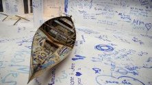 Интерактивна инсталация "Прибави цвят (бежанска лодка)" на Йоко Оно в Дортмунд. В нея посетителите могат да рисуват послания и образи.