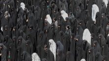 Ирански жени се молят по време на церемония на Арбаен - 40-ия ден след свещения за шиитите ден Ашура (в памет на смъртта на имам Хюсеин при битката при Кербала), Техеран.