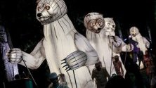 Осветени гигантски мечки по време на изпълнение "Устата на мечката" на френската циркова трупа CIE Remue-Menage в Сингапур. Изпълнението е част от френския фестивал Voilah!.