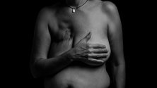 50-годишната Сужиме Фиорито позира за Международния ден за борба с рака на гърдата заедно с други жени, преминали през мастектомия, Каракас, Венецуела.