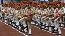 Полицаи от индийския щат Мадхия Прадеш участват в церемония и парад по повод Деня наполицията в Бопал, Индия.