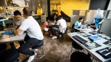 Посетители в ресторант "Breaking Bad Experience", посветен на едноименния сериал "Breaking Bad" ("В обувките на Сатаната"). Ресторантът пресъздава ключови локации и моменти от сериала.