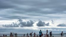 Хора на плажа Пунта Прима в Сант Луис в Менорка, Балеарските острови. Прогнозите са за дъжд и вятър в региона.