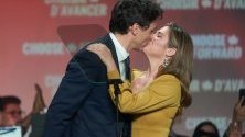 Канадският премиер Джъстин Трюдо се целува със съпругата си Софи след победата на изборите в страната.