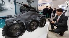 Демонстрация на автономен дрон за атаки на южнокорейската оръжейна фирма TTC Defense по време на Междудародно изложение за отбрана в Инчеон, Южна Корея.