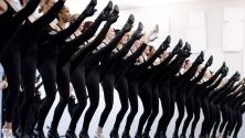 Репетиция на танцовата трупа "Rockettes" преди коледното им шоу в Ню Йорк, което се изпълнява от 1933 г.
