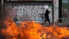 Протестиращи са обградили улиците около Плаза Италия в Сантяго, Чили. В различни градове из страната е обявено извънредно положение. Демонстрациите започнаха на 22-и с искане за оставка на правителството.