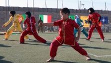 Афганистанчета показват спортните си умения по време на събитие, организирано от италианските войски в НАТО за доставяне на помощи в сиропиталище в Херат, Афганистан.