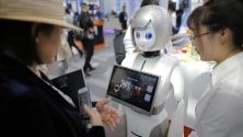 Посетители разглеждат робот на Световната интернет конференция във Вужен, Китай.