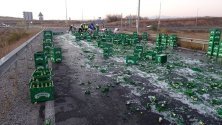Камион разпиля 50-ина каси бира по Е-79 край Кочериново.