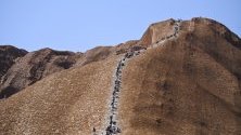 Туристите вече няма да имат право да се катерят по най-големия скален монолит в Австралия - Улуру.