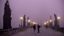 Хора се разхождат по Карловия мост в Прага по време на мъглива сутрин. Прогнозите сочат топли есенни дни в Чехия.