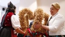 Връчват Короната на жътвата на министъра на семейното планиране Франциска Гифай в Берлин. Тя е направена от пшеница и зърно от фермери и символизира благодарността им при завършване на сезона на жътвата.
