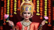 Индийка, преоблечена като богинята Лаксми - богинята на благосъстоянието и просперитета, позира за фестивала Дивали. Честването му символизира победата на доброто над злото. Празнува се пет дни като започва от 27 октомври.