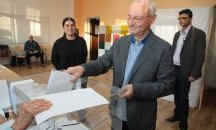 Ахмед Доган гласува