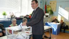Кандидатът за кмет на Пловдив Славчо Атанасов упражни правото си на глас