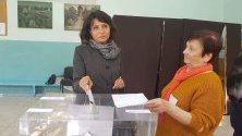 Кандидатът на ГЕРБ за кмет на Русе инж. Диана Иванова гласува