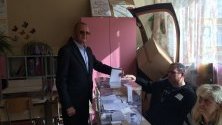 Областният координатор на ПП ГЕРБ и народен представител Пламен Нунев гласува