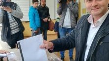 Кандидатът за кмет на Русе от БСП Пенчо Милков гласува