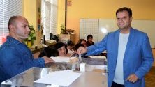 Кандидатът за трети кметски мандат Даниел Панов гласува