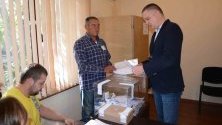 Иван Портних гласува.
