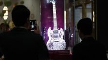 Най-ценната китара в света според Книгата на Рекордите на Гинес на стойност 2 млн. долара и с над 11 441 диаманта е изложена по време на бижутерско шоу в Абу Даби, ОАЕ.