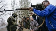 Бунтовник обучева ученици как да използват оръжие като част от патриотичната програма във военна част в самопровъзгласилата се Донецка република в Донецк, Украйна.
