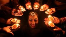 Индийка позира до свещи по време на фестивала Дивали в Бопал, Индия. Светлините по време на фестивала символизират победата на доброто над злото.