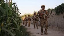 Афганистански войници патрулират по време на операция срещу талибаните в провинция Хелманд.