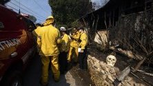 Пожарникари оглеждат щетите по изгоряла къща, декорирана за Хелоуин, край Лос Анджелис, Калифорния. В района е обявена евакуация.