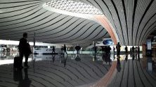 Международното летище &quot;Дасин&quot; в Пекин, Китай, което отвори врати тази седмица, на стойност 63 милиона долара и по дизайн на прочутата архитектка Заха Хадид. Летището има 4 писти. Очаква се през него да минават по 72 милиона пътници годишно.