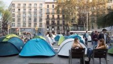 Студенти, наричащи се &quot;Поколението от 14-и октомври&quot;, е разположило протестни палатки срещу &quot;репресиите&quot; и с искане за гарантиране на амнистия на каталунските лидери, участвали в референдума за независимост на Барселона.