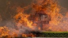 Пощенски кутии в пламъци при горския пожар край Сими Вали, северно от Лос Анджелис, Калифорния.