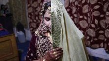 Булка от Кашмир по време на сватбата си в Шринагар, Индия. Сватбеният сезон в Кашмир започва през септември след края на жътвата. Празненствата траят поне два дни.