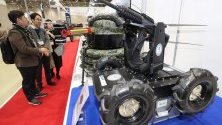 Посетители разгледат дронботове по време на изложение на военна техника 2019 Korea Smart Defense Industries Expo  в Гуми, Южна Корея.
