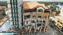 Разрушен хотел след новия трус от 6.5 по Рихтер в град Кедапауан, Филипините.