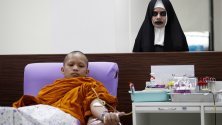 Монах дарява кръв, а жена от персонала се е маскирала като от филм на ужасите по време на кампания по даряване на кръв на Хелоуин в Тайванския червен кръст в Банкок.