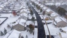 Сняг вали в Раунд Лейк Хайтс, Илинойс. Ранна зимна буря донесе над 7 см сняг в района и мина рекорда от 1923 г.