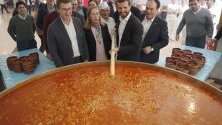 Лидерът на Народната партия в Испания Пабло Касадо, регионалният президент на Галисия Алберто Нуньес Фейхо, кметът на град Лалин Хосе Креспо и кандидатът на Народната партия Ана Пастор участват в предизборна кампания в Лалин. Испания ще проведе парламентарни избори на 10 ноември.