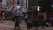 Сълзотворен газ експлодира над протестиращи по време на демонстрация в Хонконг, Китай. Протестите продължават пети месец.