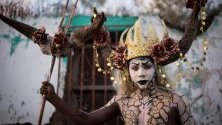 Участник по време на празненствата за Деня на мъртвите в Оаксака, Мексико.